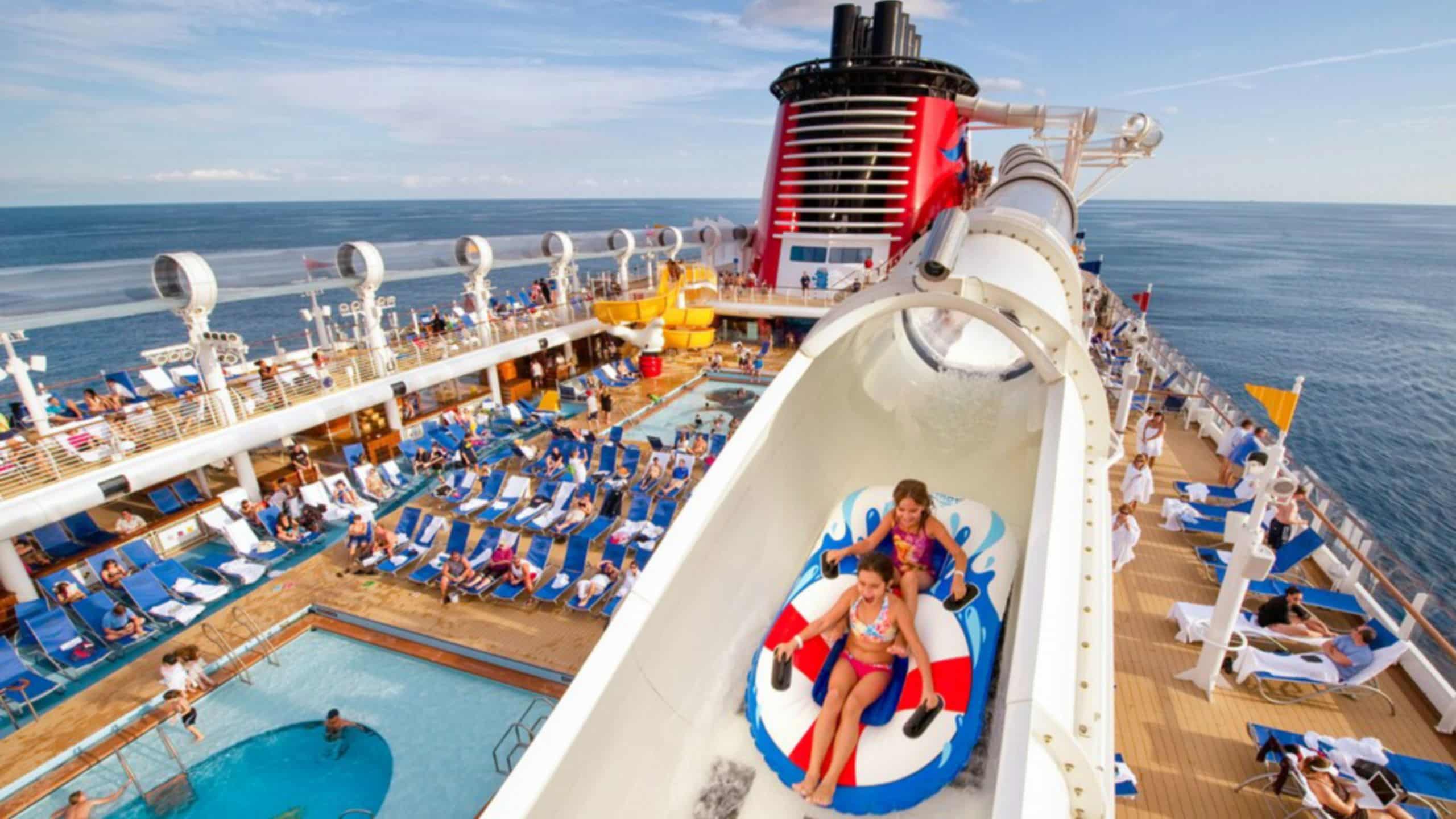 Dos visitantes en el tobogán acuático AquaDuck a bordo del Disney Dream