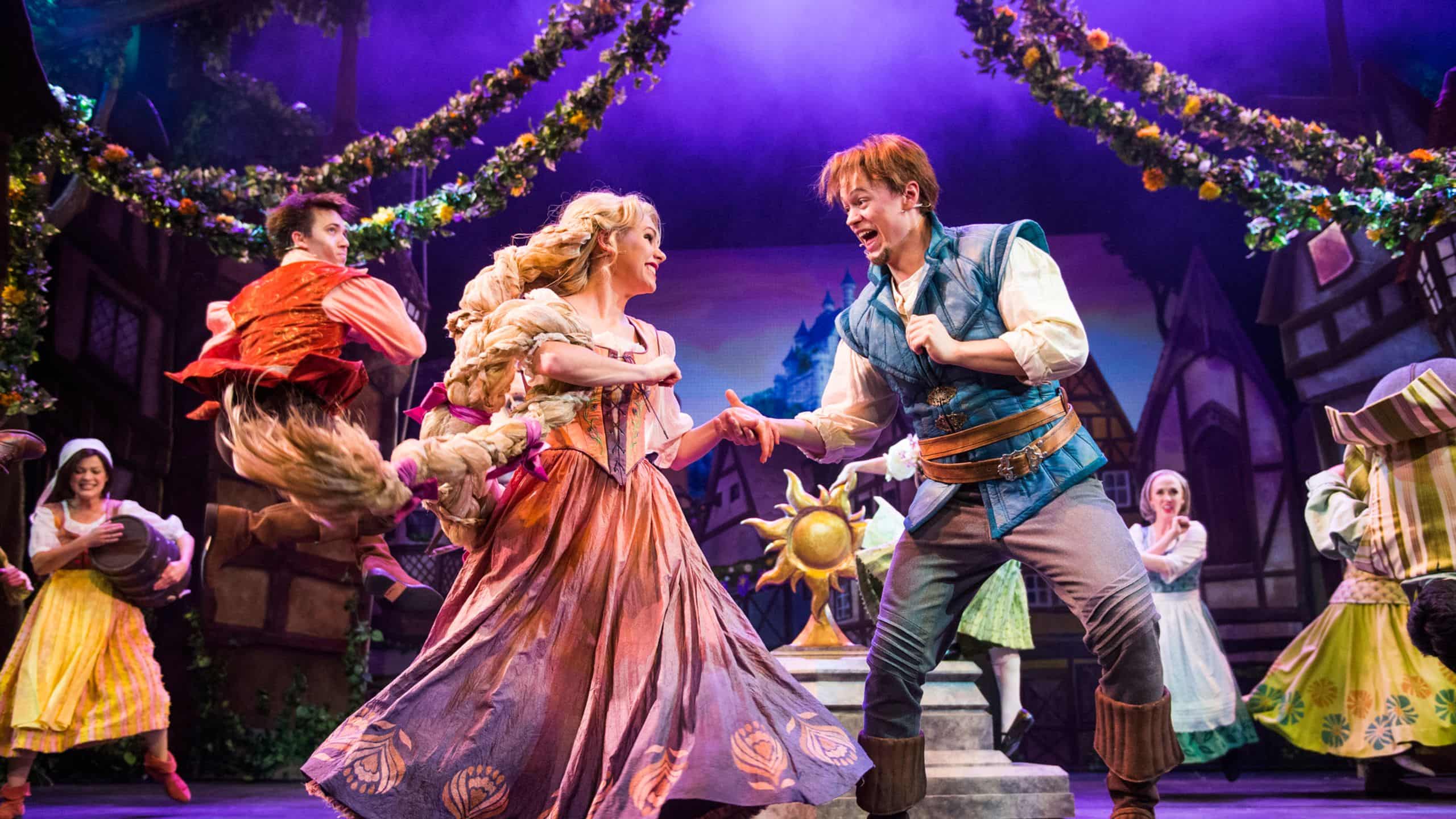 Rapunzel y Flynn Rider bailan en Tangled: The Musical