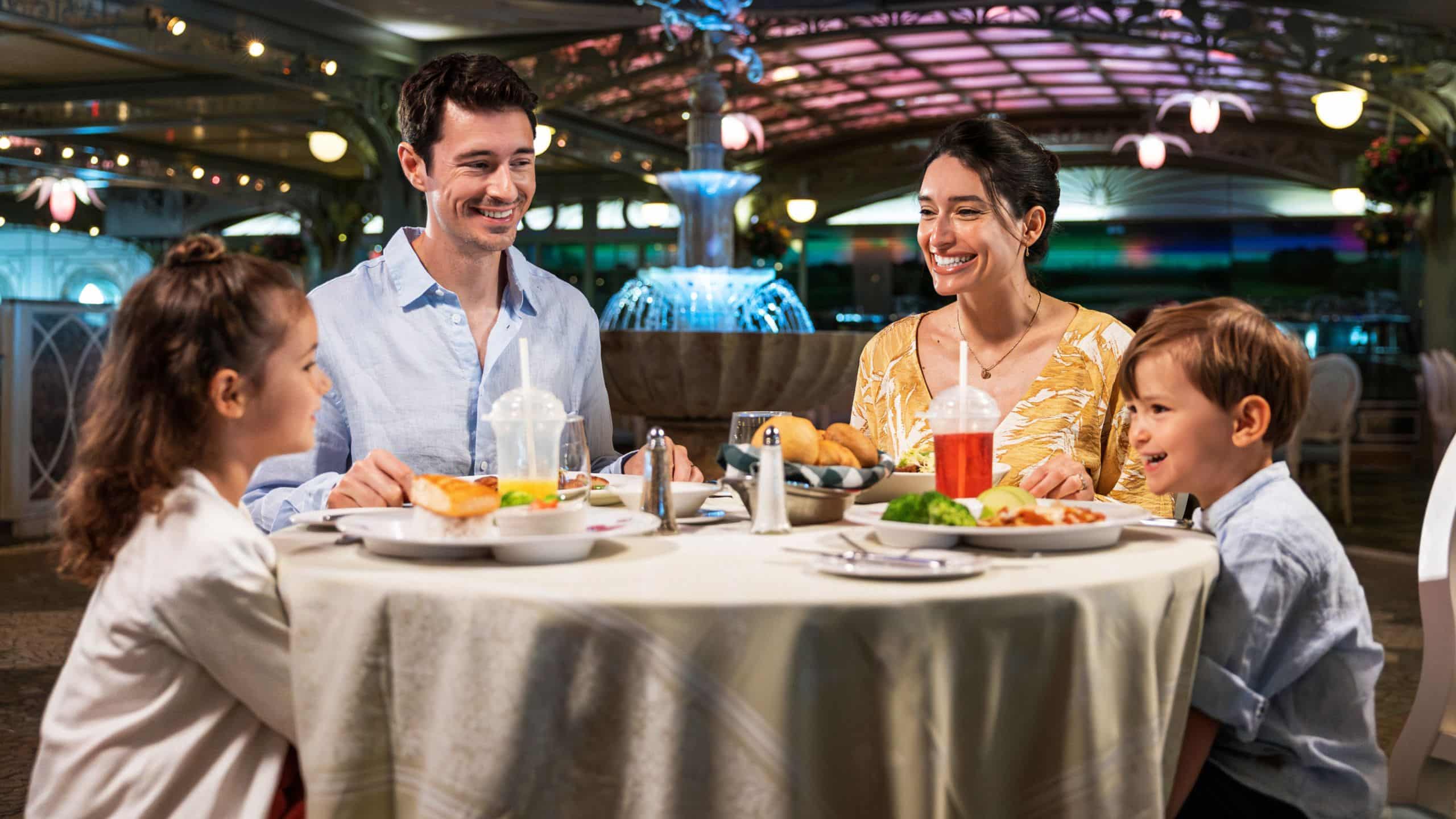 Una familia disfruta de una comida en el restaurante Enchanted Garden