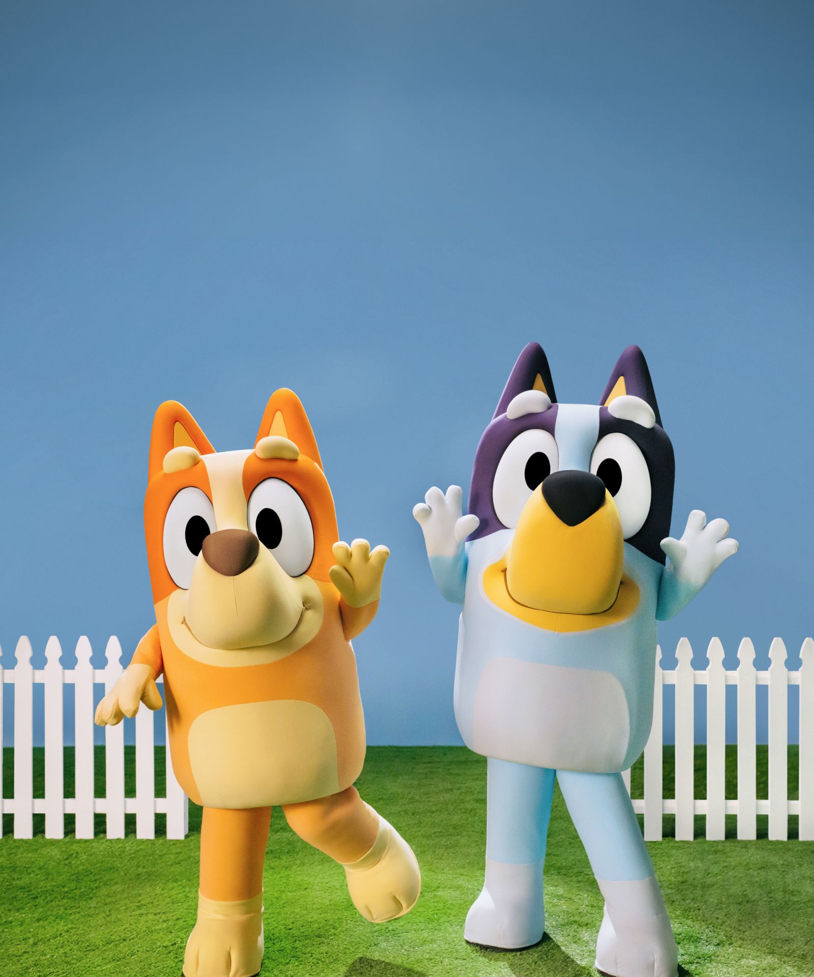 Bluey y Bingo saludan juntos en Animal Kingdom