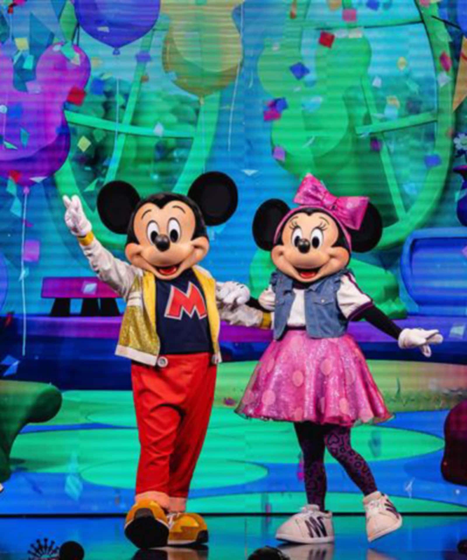 Mickey, Minnie, Goofy y Daisy en el escenario de Clubhouse Live