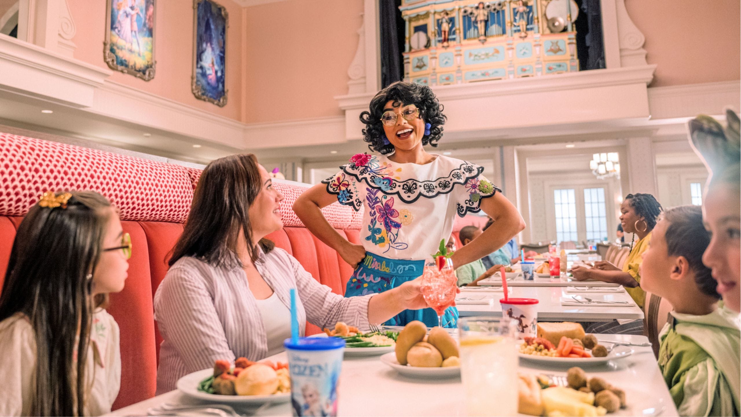 Una familia comparte una comida con Mirabel en 1900 Park Fare