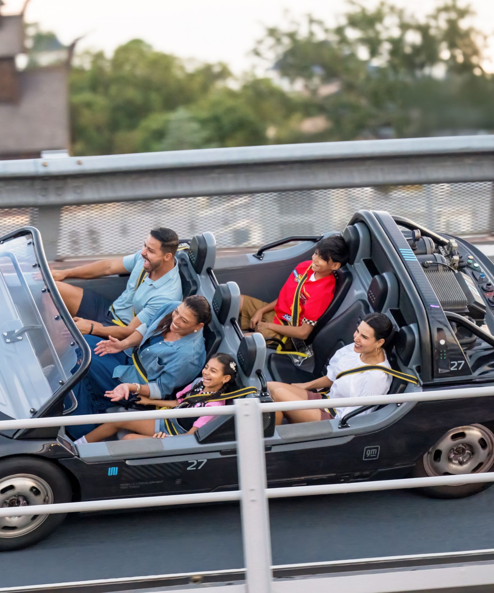 Una familia disfrutando de Test Track en EPCOT