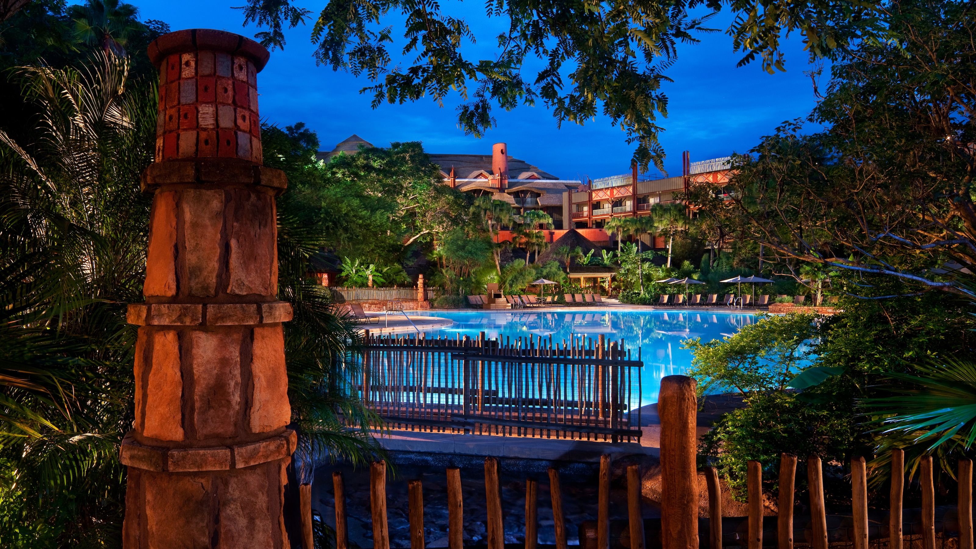 Piscina Uzima de Disney’s Animal Kingdom Lodge iluminada de noche
