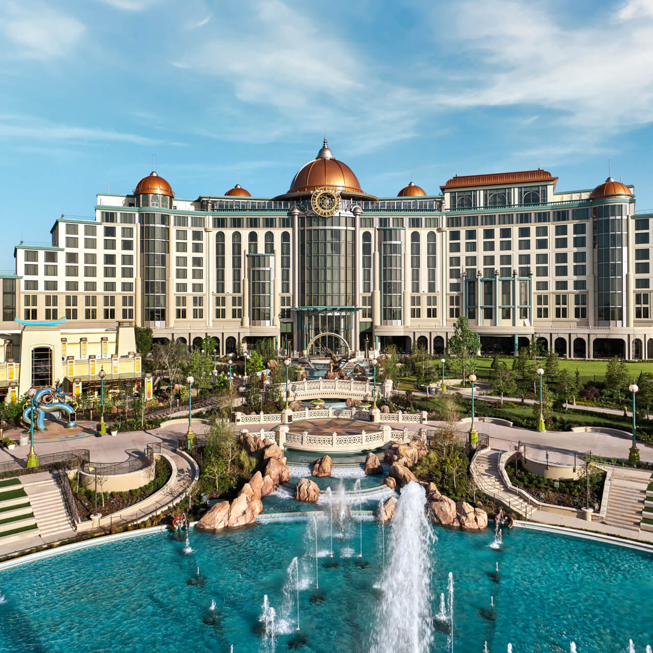 Exterior del Universal Helios Grand Hotel con fuentes y jardines