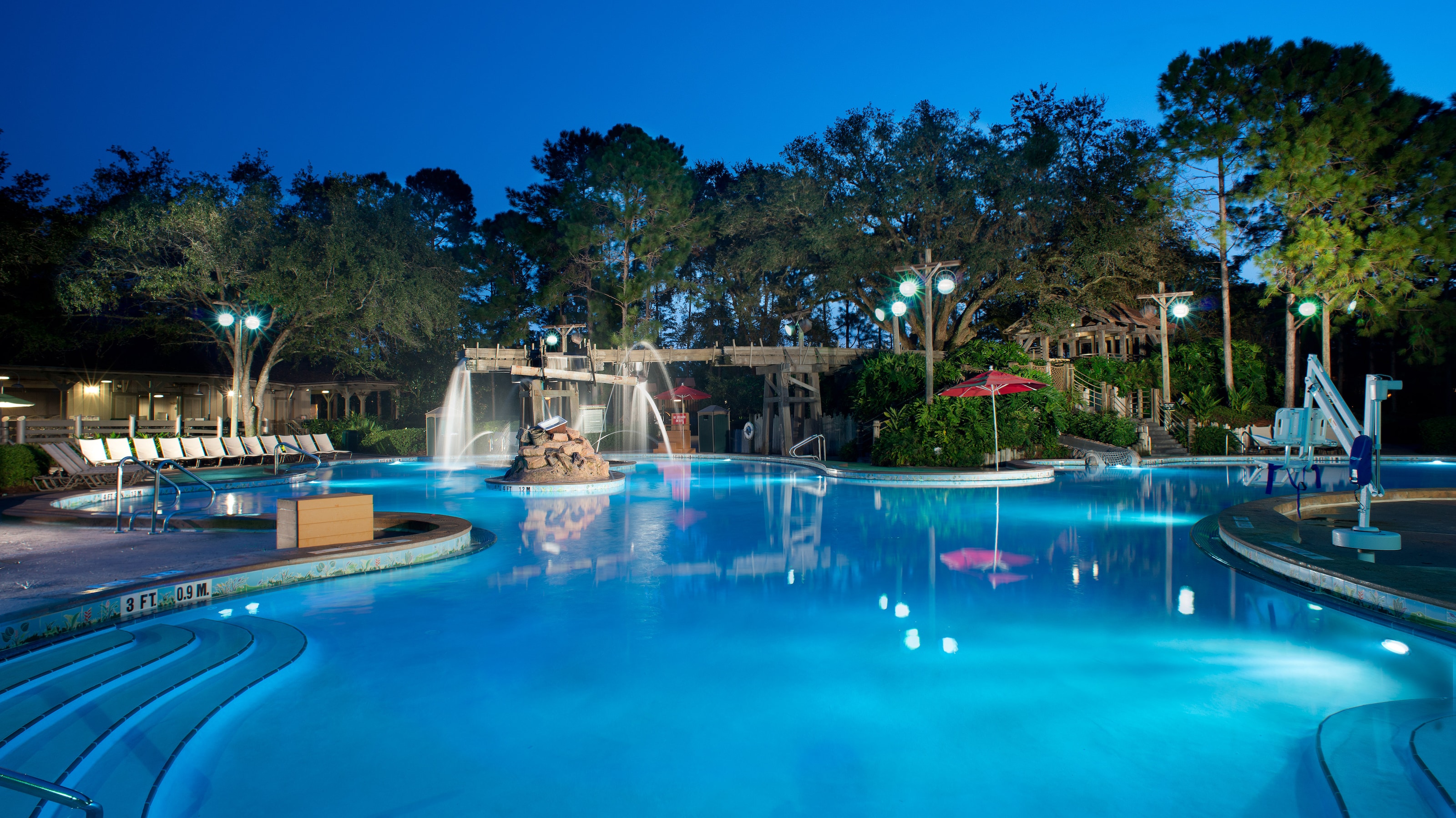 Piscina de Disney’s Port Orleans Resort – Riverside iluminada de noche