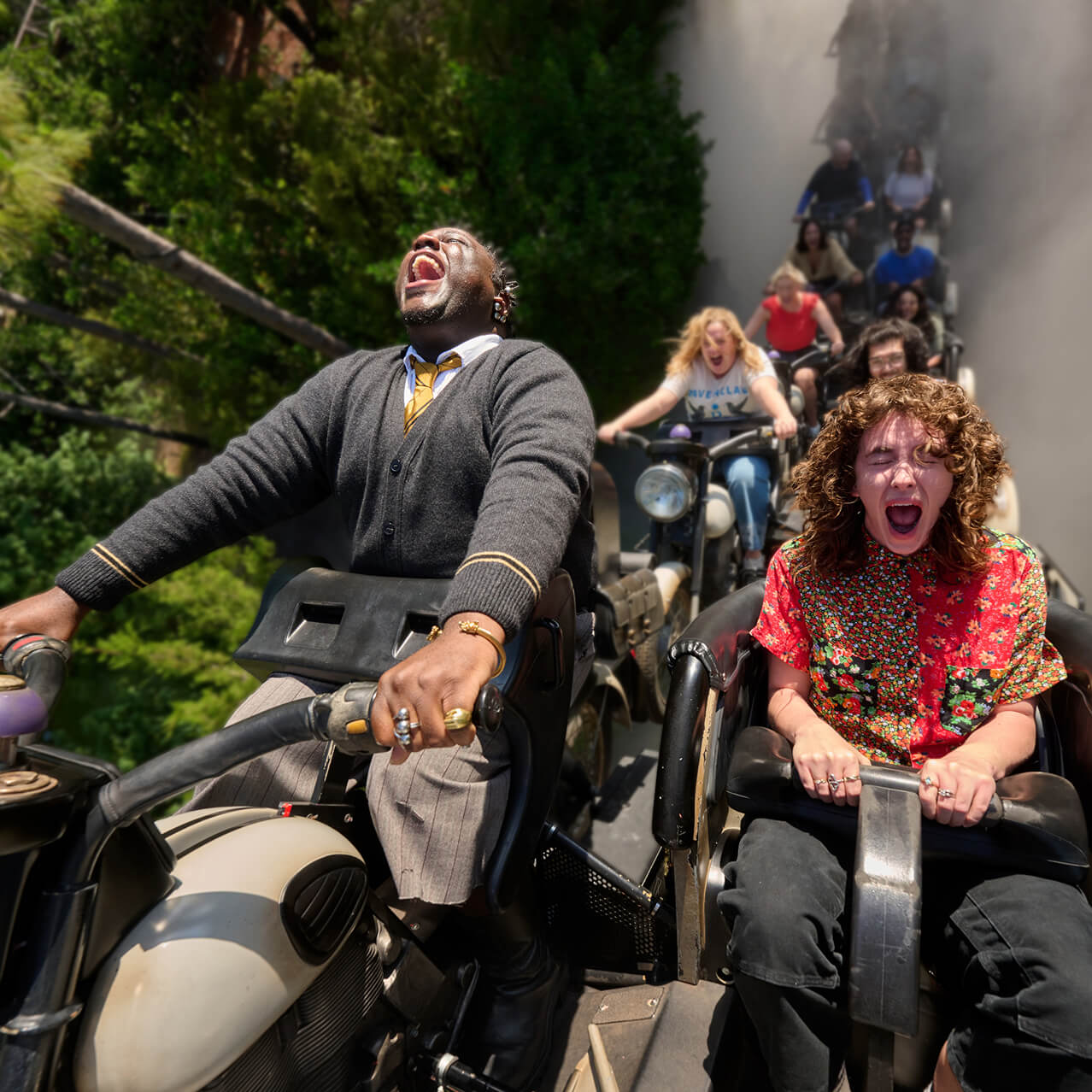 Visitantes a bordo de las motos de la atracción de Hagrid
