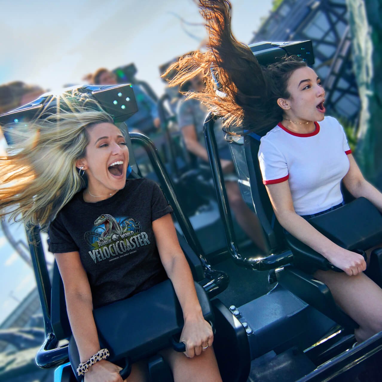 Visitantes disfrutando de Jurassic World VelociCoaster